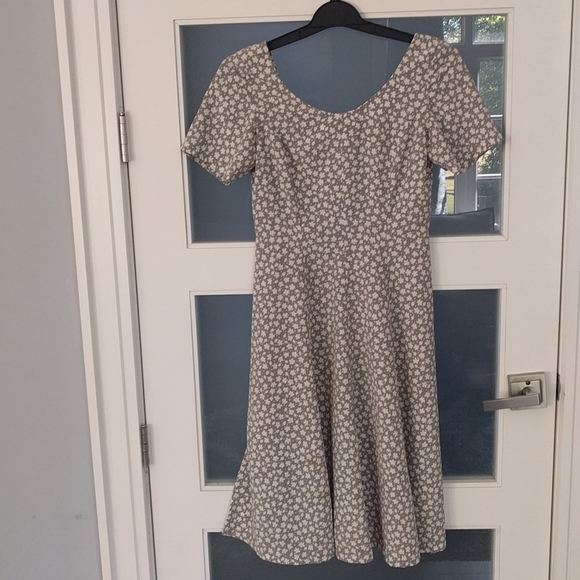 👠👠👠Beautiful Floral dress by Masquerade 🌸🌸 - Picture 2 of 9